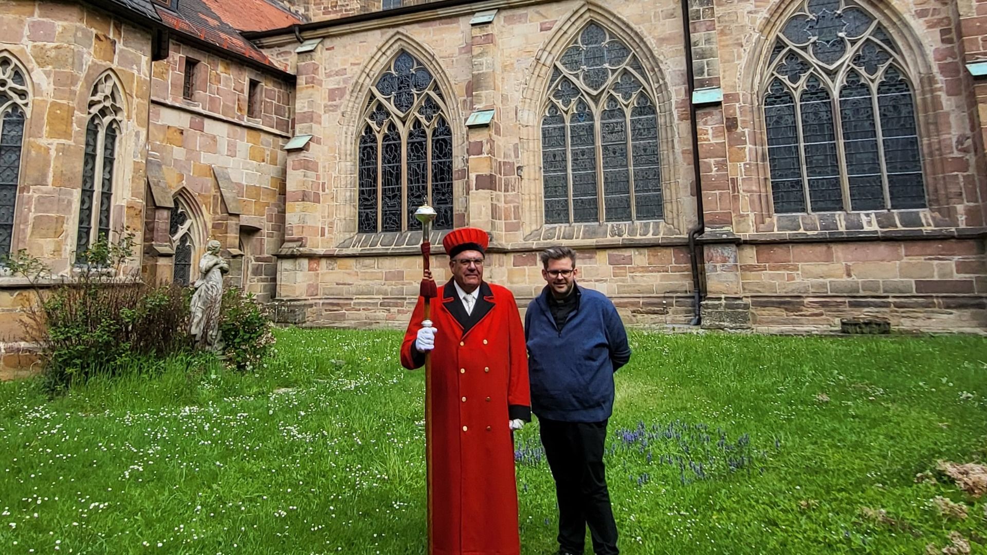 Domschweizer: Im Schatten des Domes St. Peter: Pfarrer Patrick Prähler und „Domschweizer“ Thomas Drößler, der sich ehrenamtlich in dieser Funktion engagiert. 
